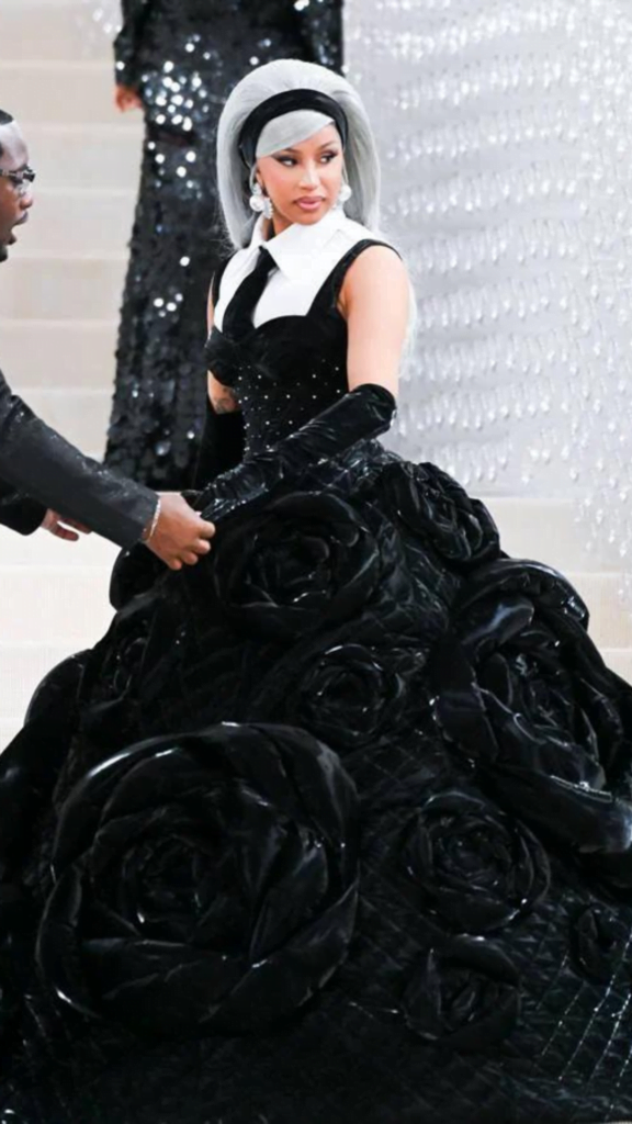 Met Gala 2023 - Cardi B brilhou com um look completo para a noite, destacando as camélias em tamanho maxi, combinadas com uma gravata.