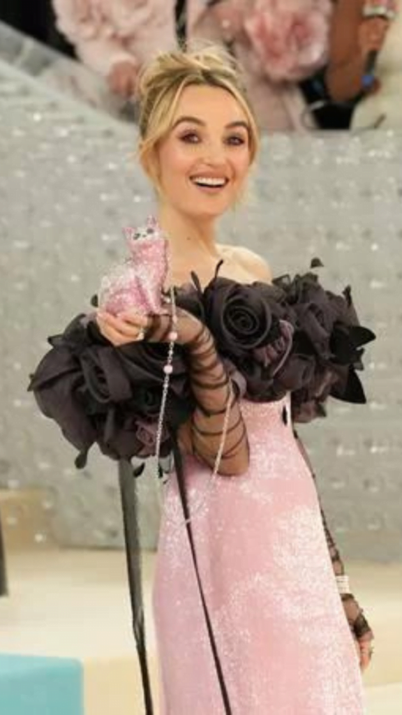 Met Gala 2023 - Chloe Fineman optou por uma bolsa de cristais rosa em formato de gatinho.