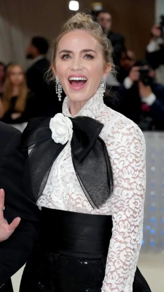 Met Gala 2023 - Emily Blunt apostou em um look preto e branco, combinação de cores que é uma marca registrada de Karl Lagerfeld.