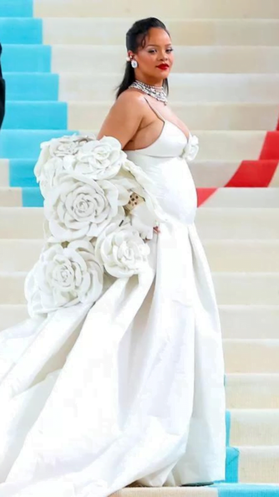 Met Gala 2023 - Rihanna desfilou um longo Valentino branco com cauda de cinco metros e um casaco adornado com 30 camélias.