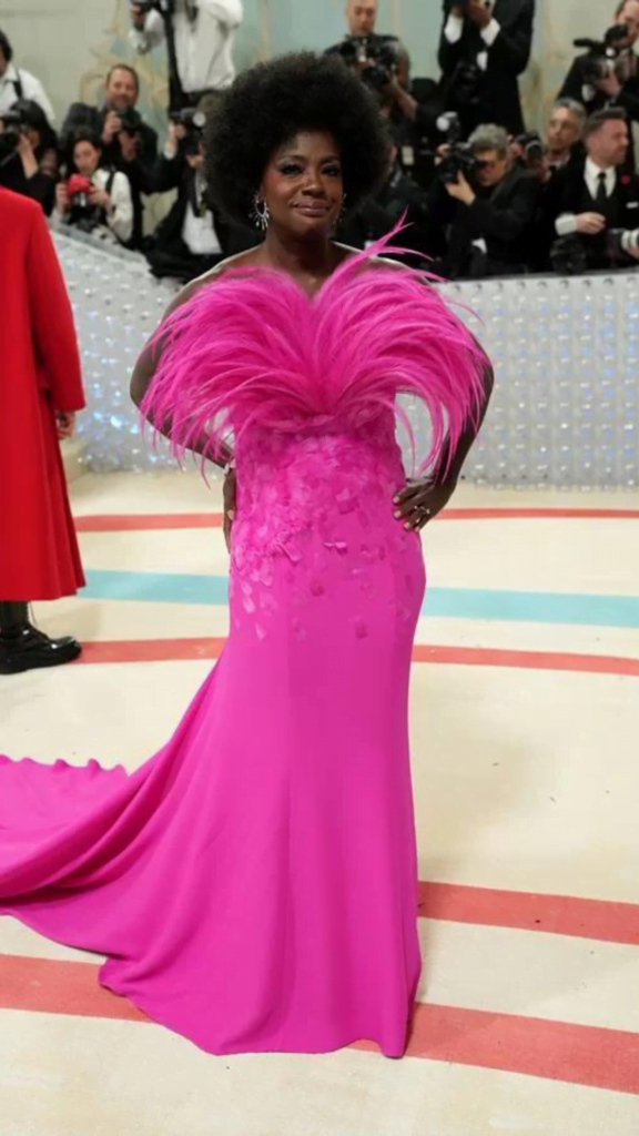 Met Gala 2023 - Viola Davis riscou o tapete vermelho em um vestido dramático assinado pela Valentino.
